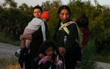 [ẢNH] Những khoảnh khắc xúc động của dòng người nhập cư ở biên giới Mỹ - Mexico